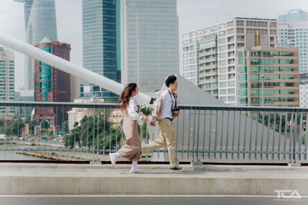 Cách chụp ảnh kiểu nắm tay người yêu