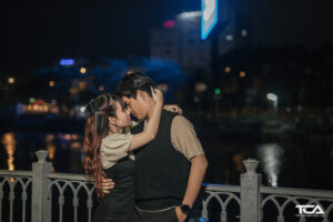 tạo dáng với người yêu
