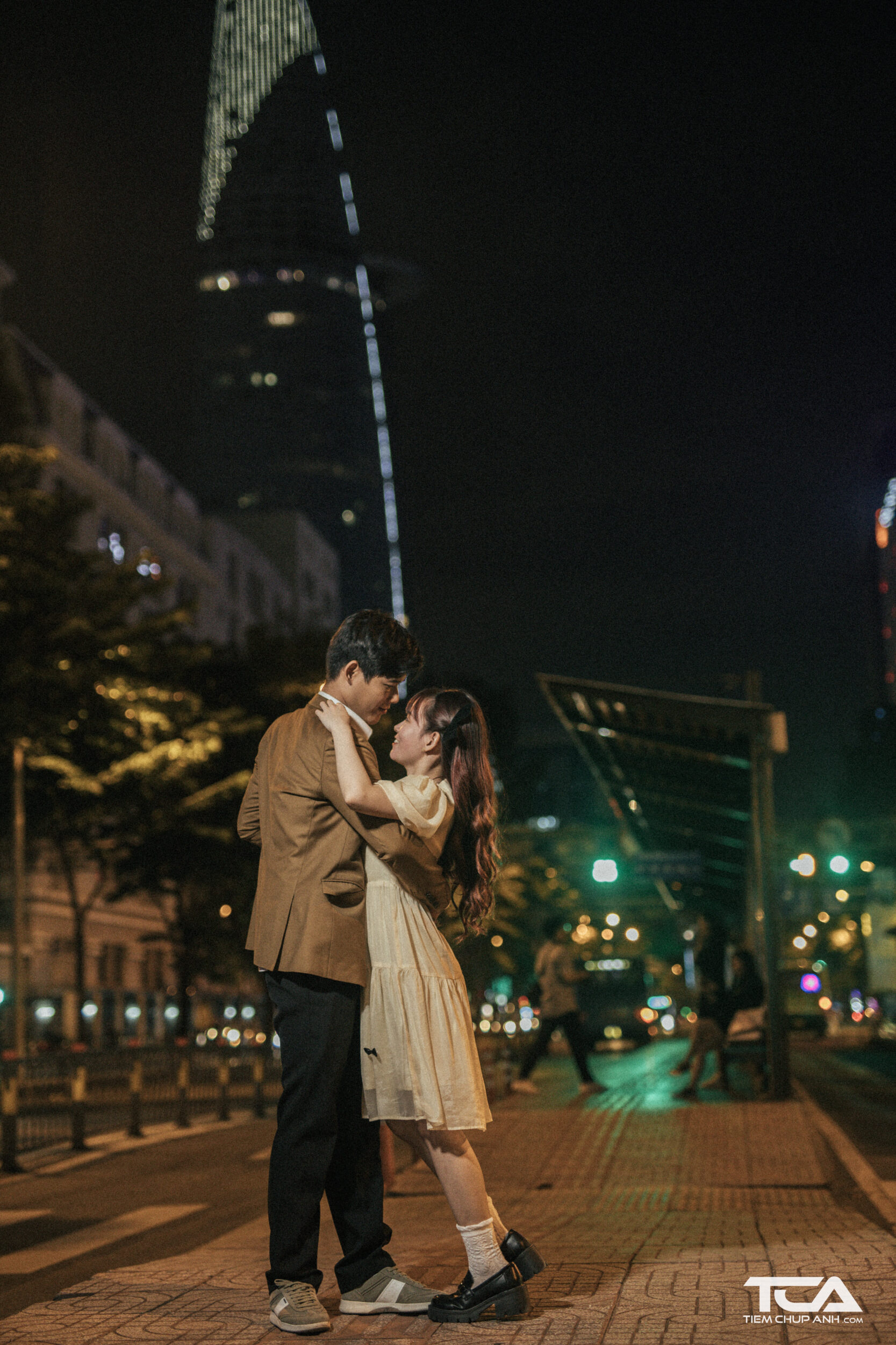 mẫu chụp hình với người yêu