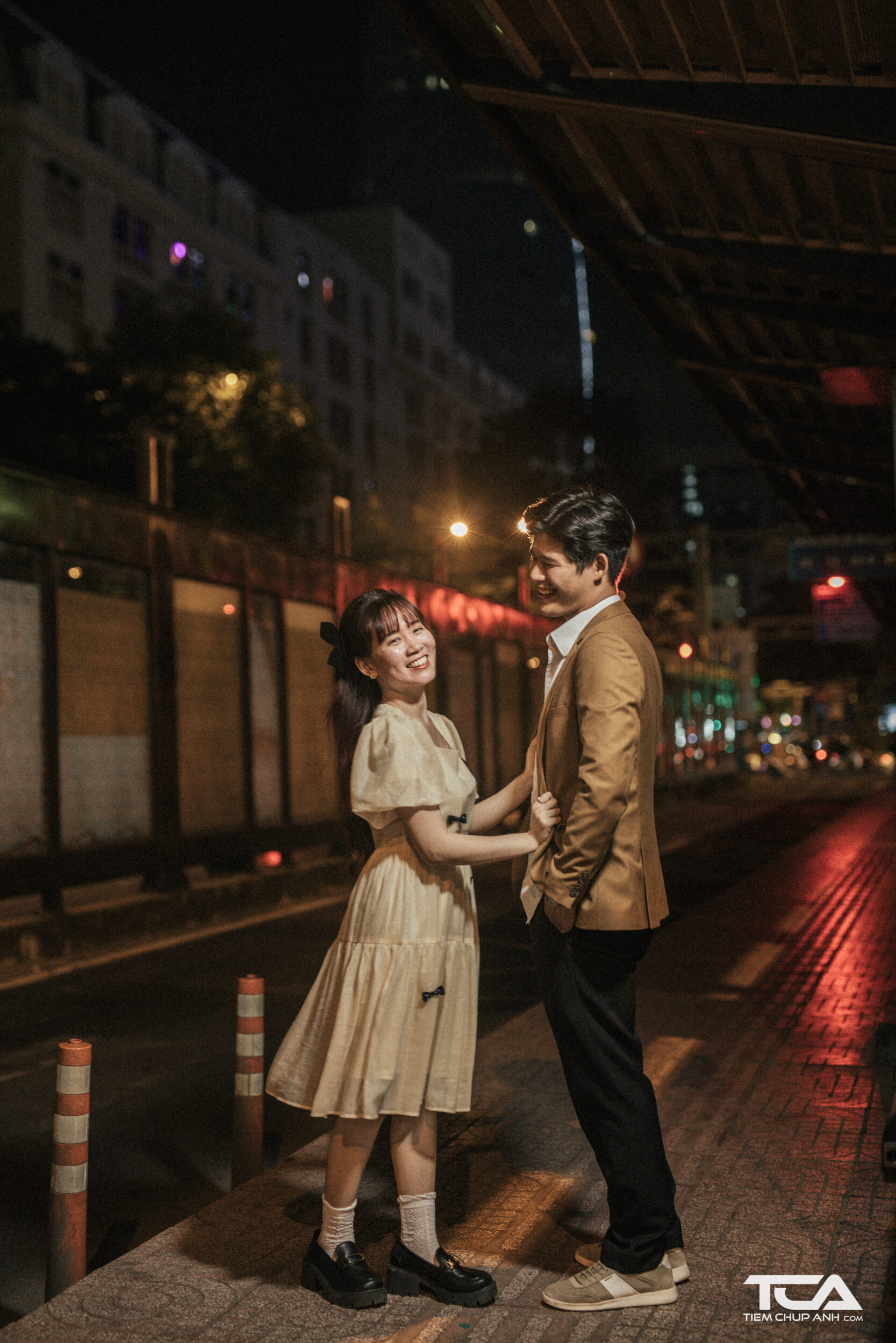 mẫu chụp hình với người yêu