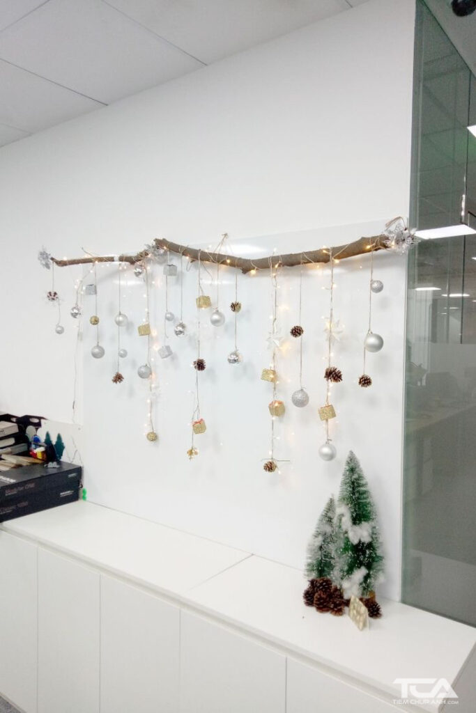cách trang trí đèn phòng noel trên tường