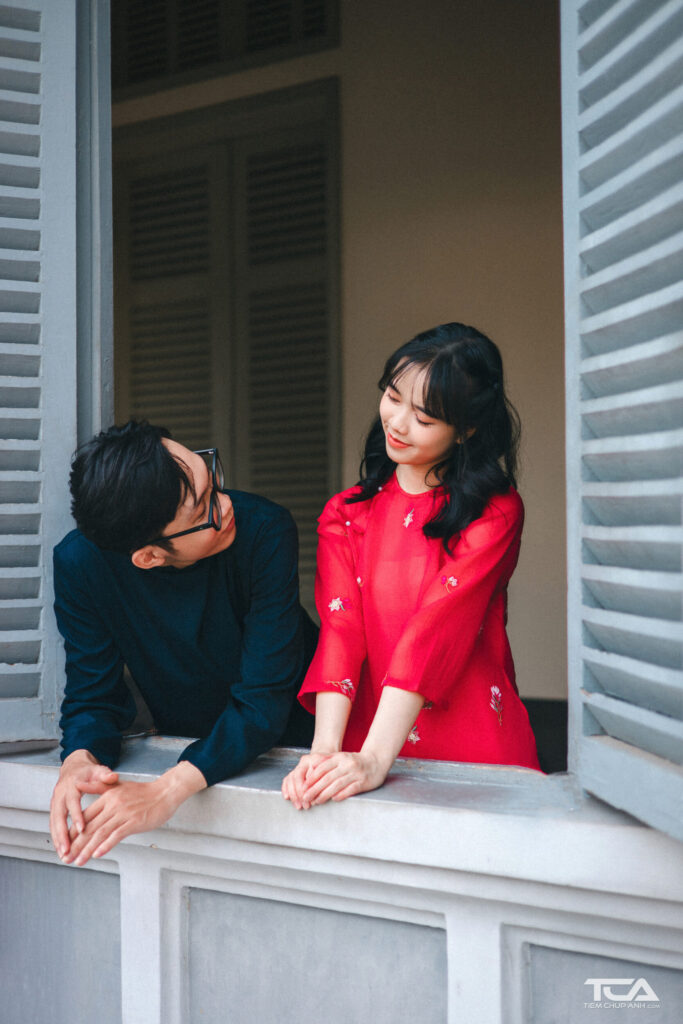 tạo dáng chụp hình với người yêu