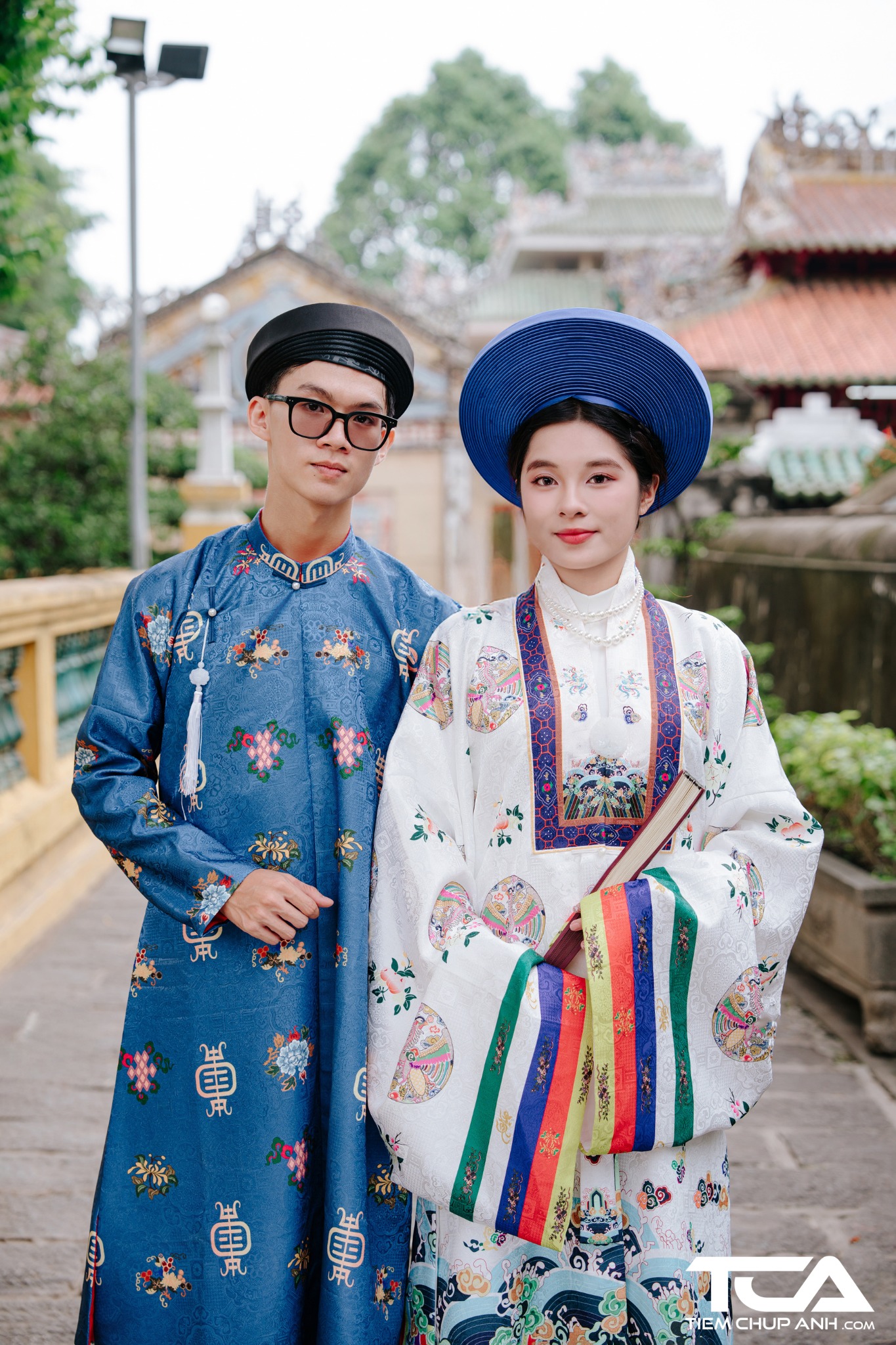 tạo dáng chụp ảnh với áo dài cách tân