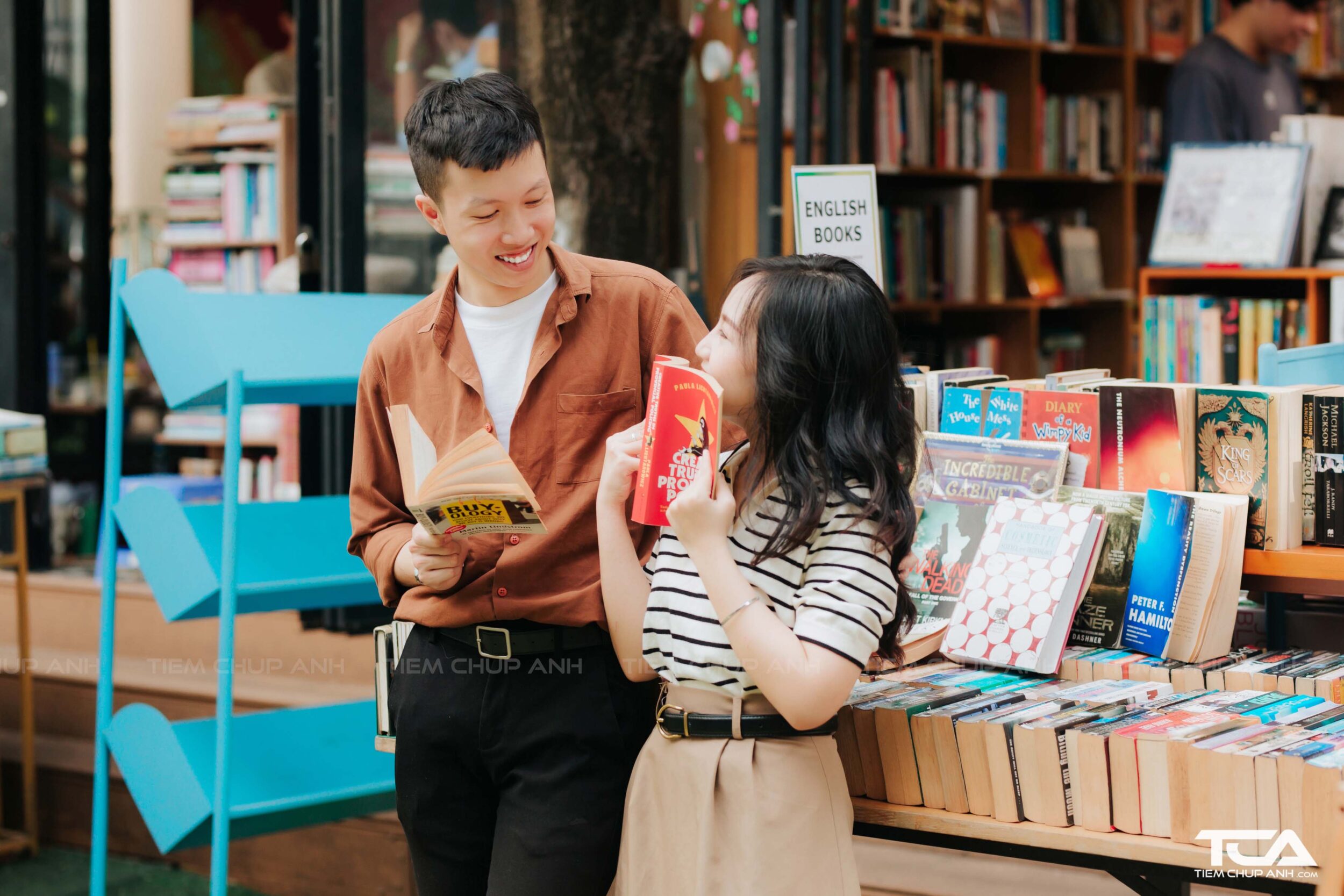 tạo dáng chụp ảnh cho cặp đôi