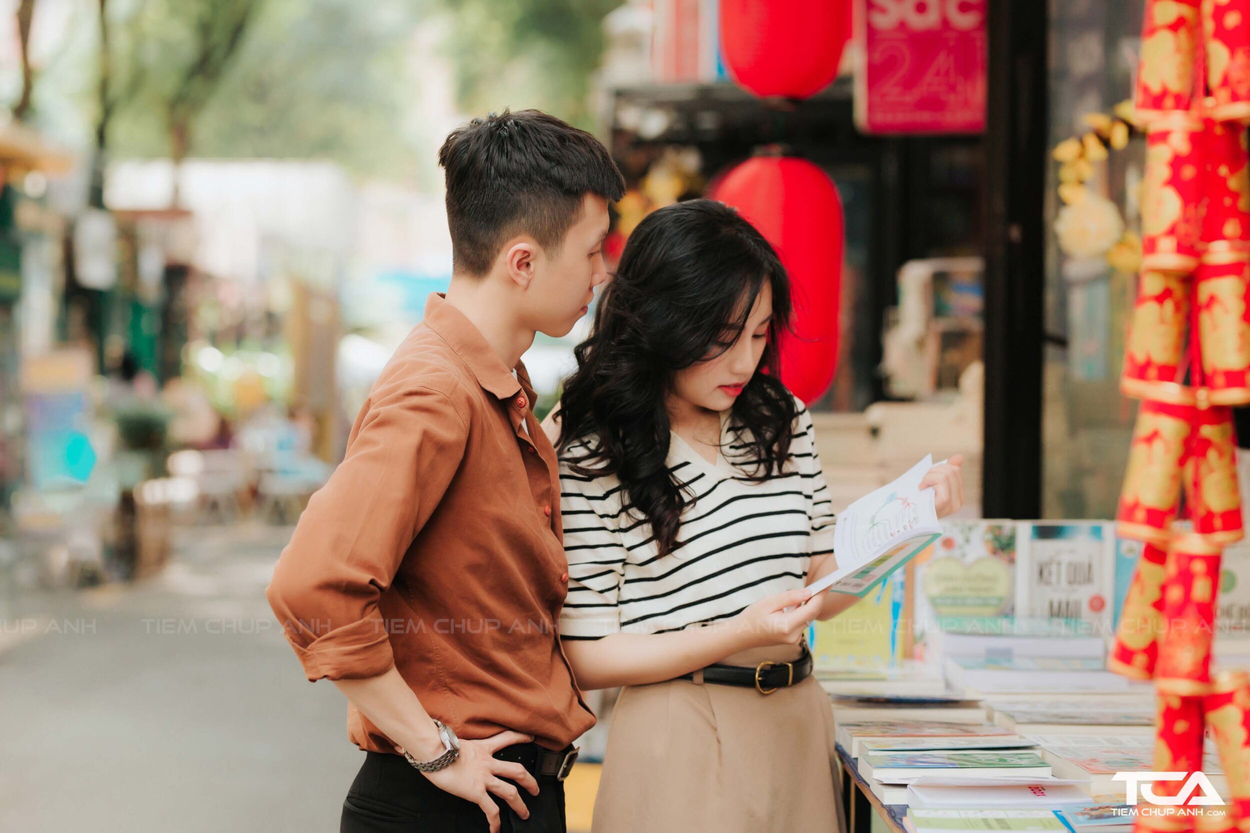 tạo dáng chụp ảnh cho cặp đôi