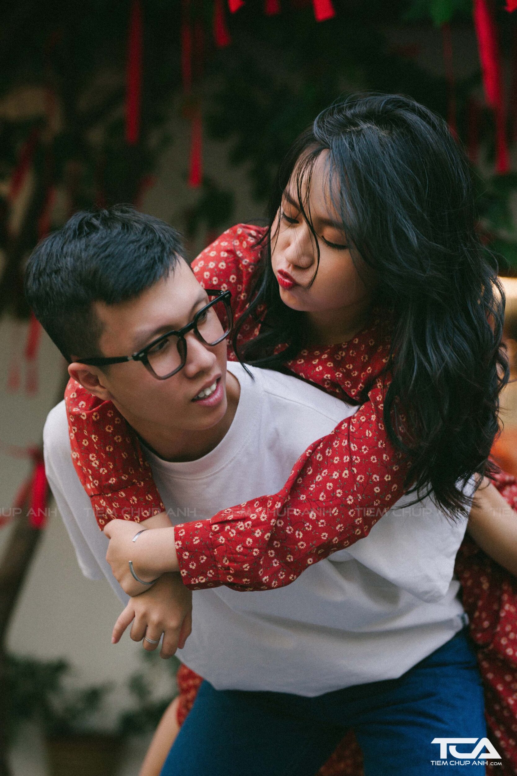 cách tạo dáng chụp đôi