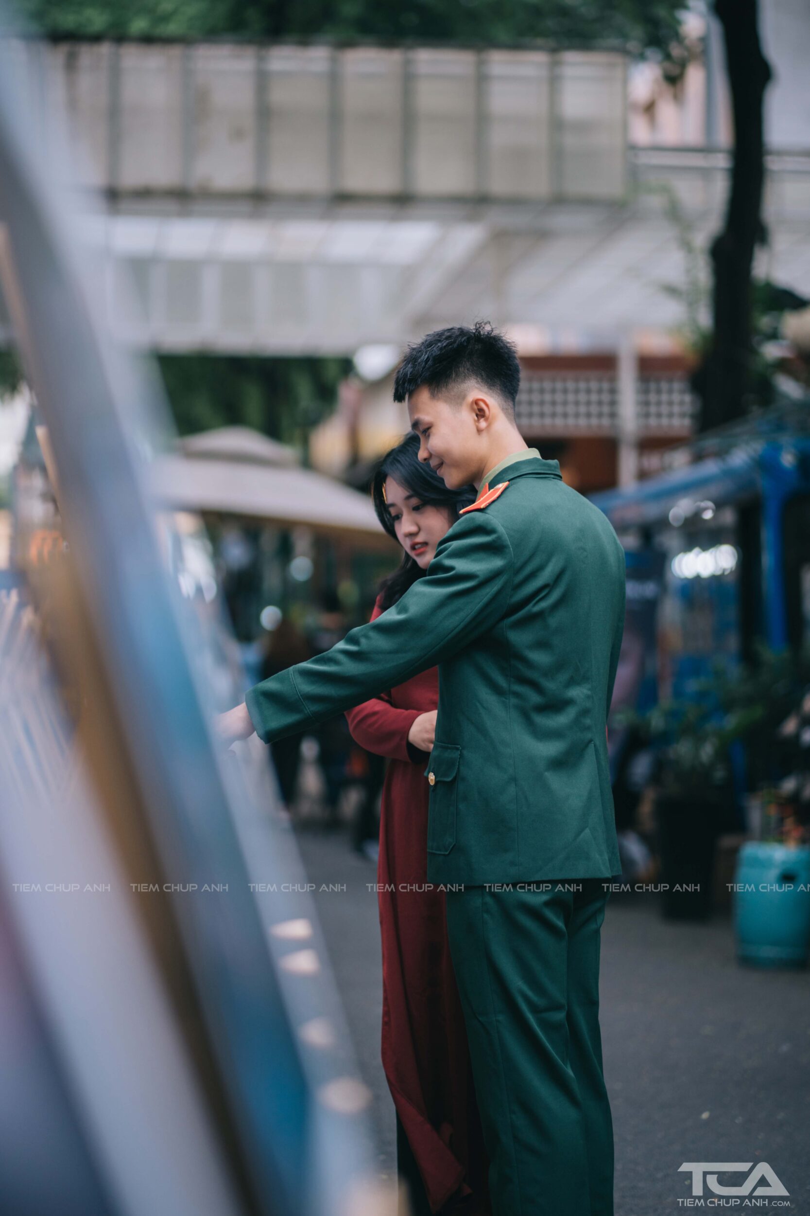tạo dáng chụp đôi
