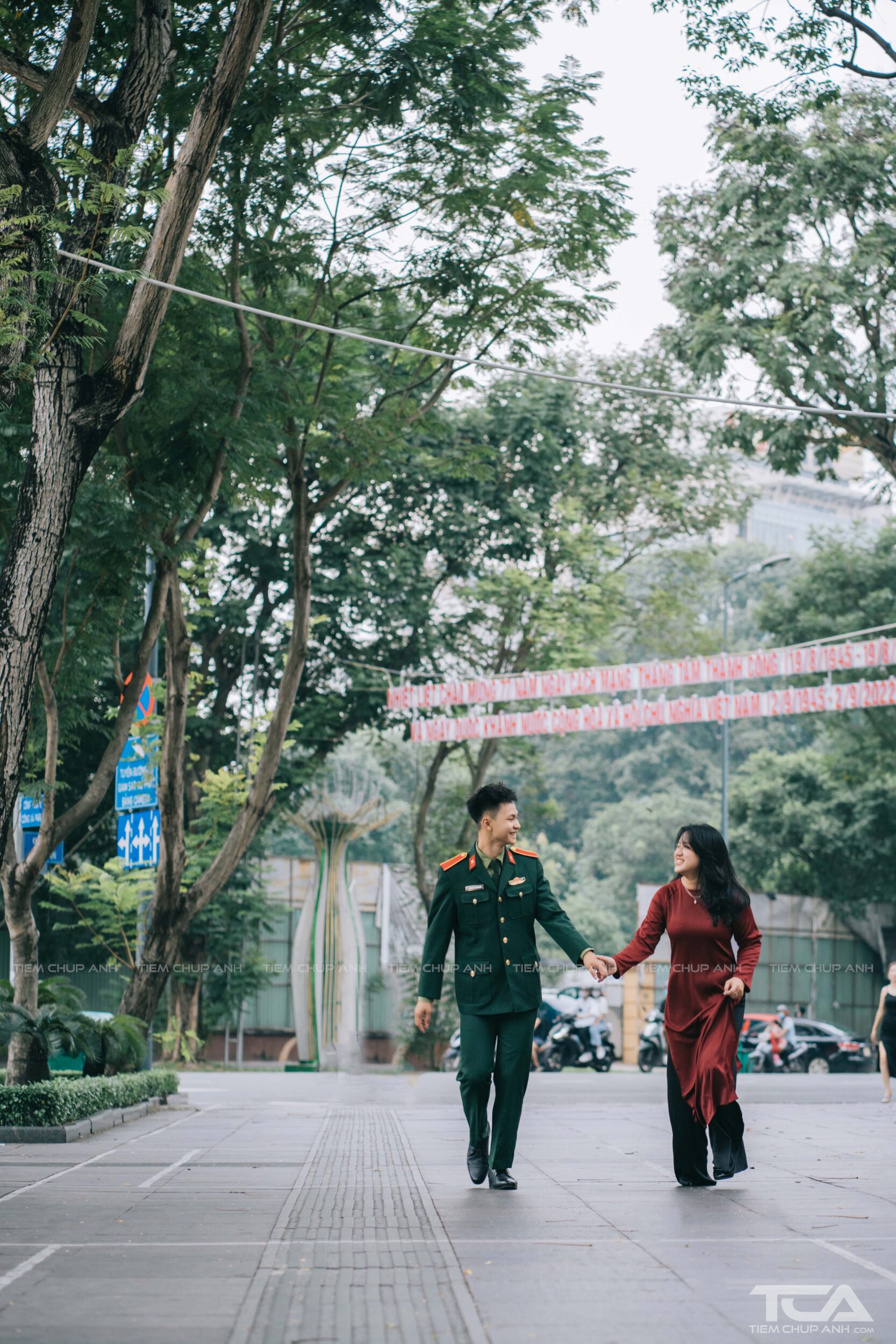 tạo dáng cho cặp đôi