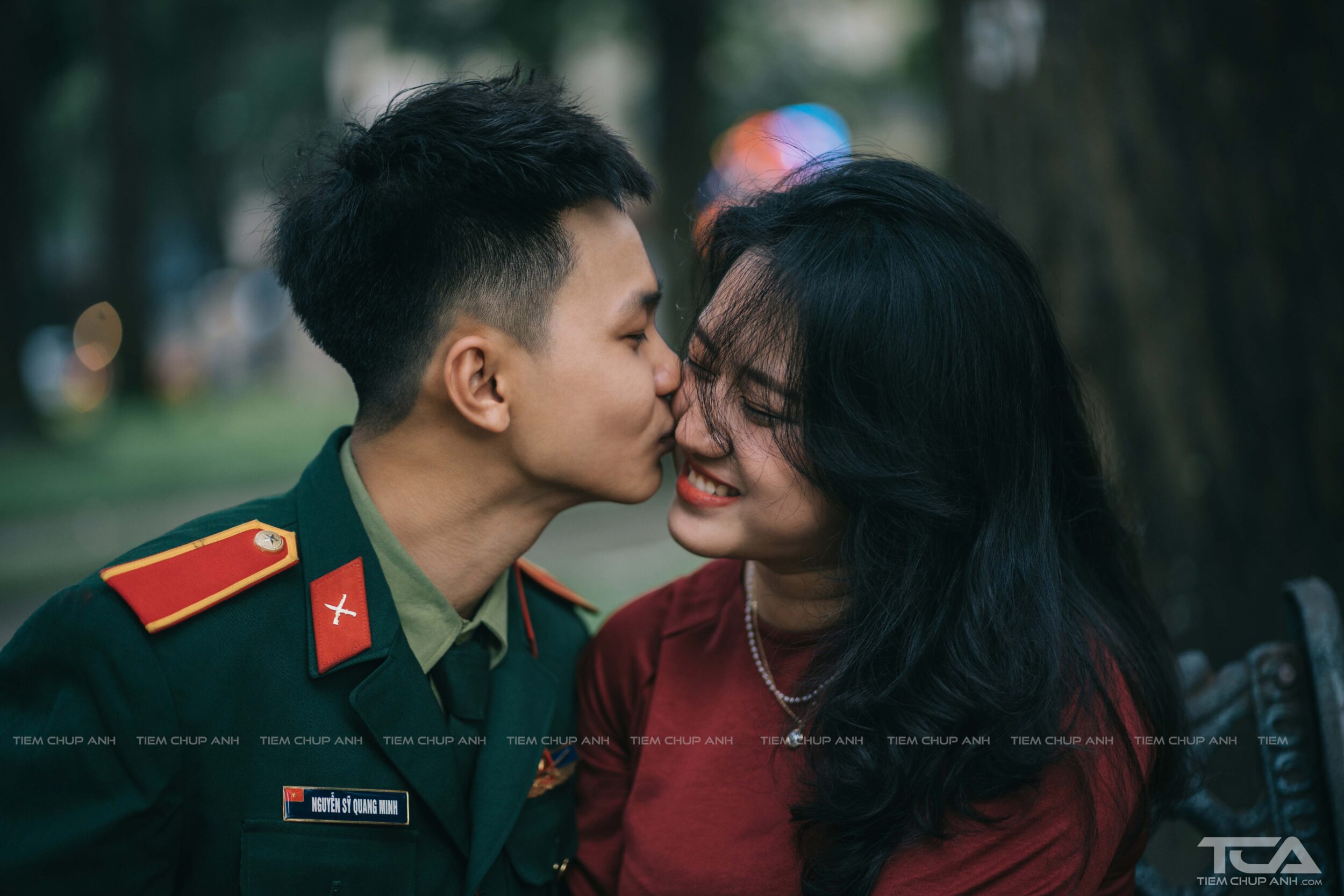 tạo dáng cặp đôi chụp ảnh