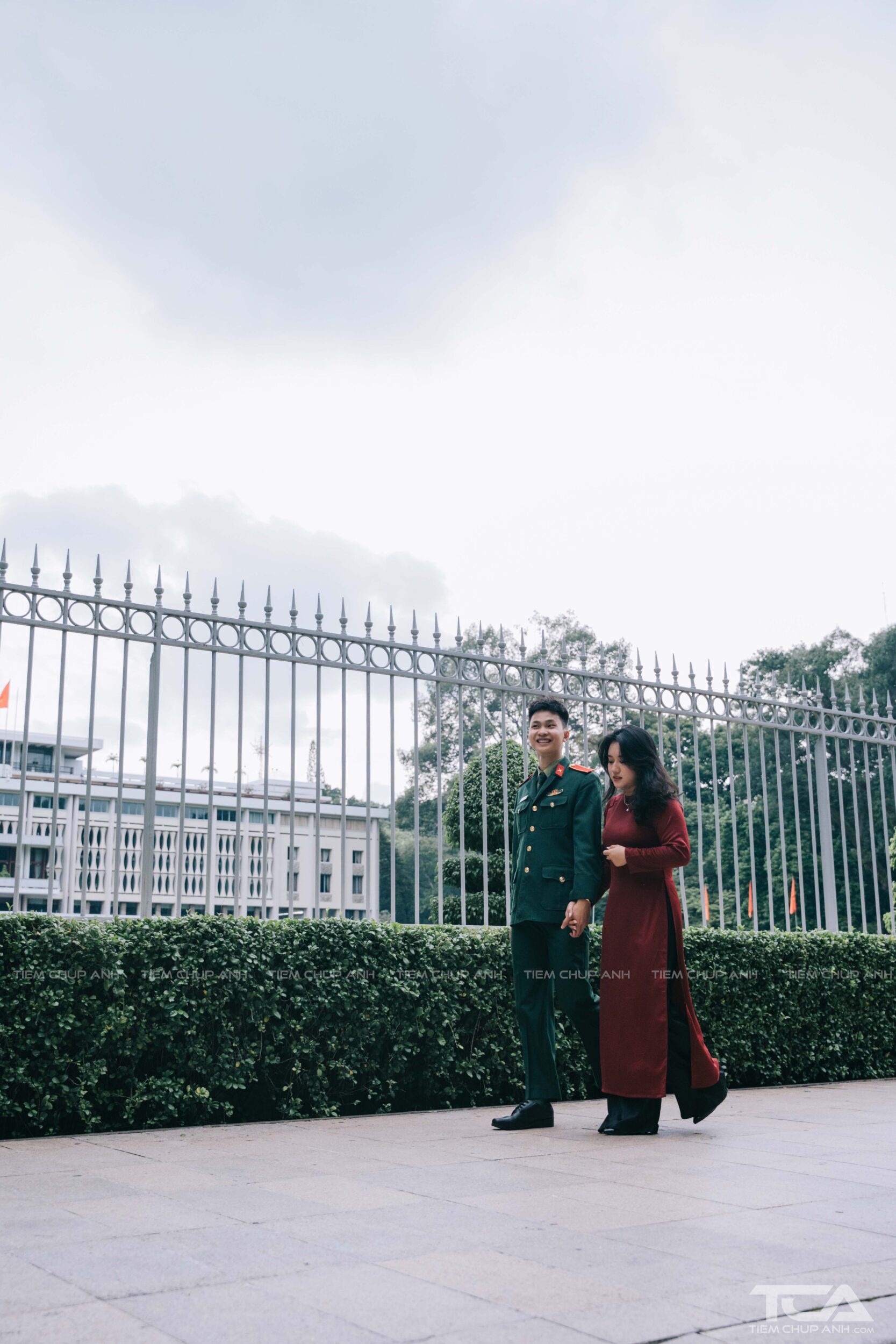 tạo dáng chụp hình cho cặp đôi