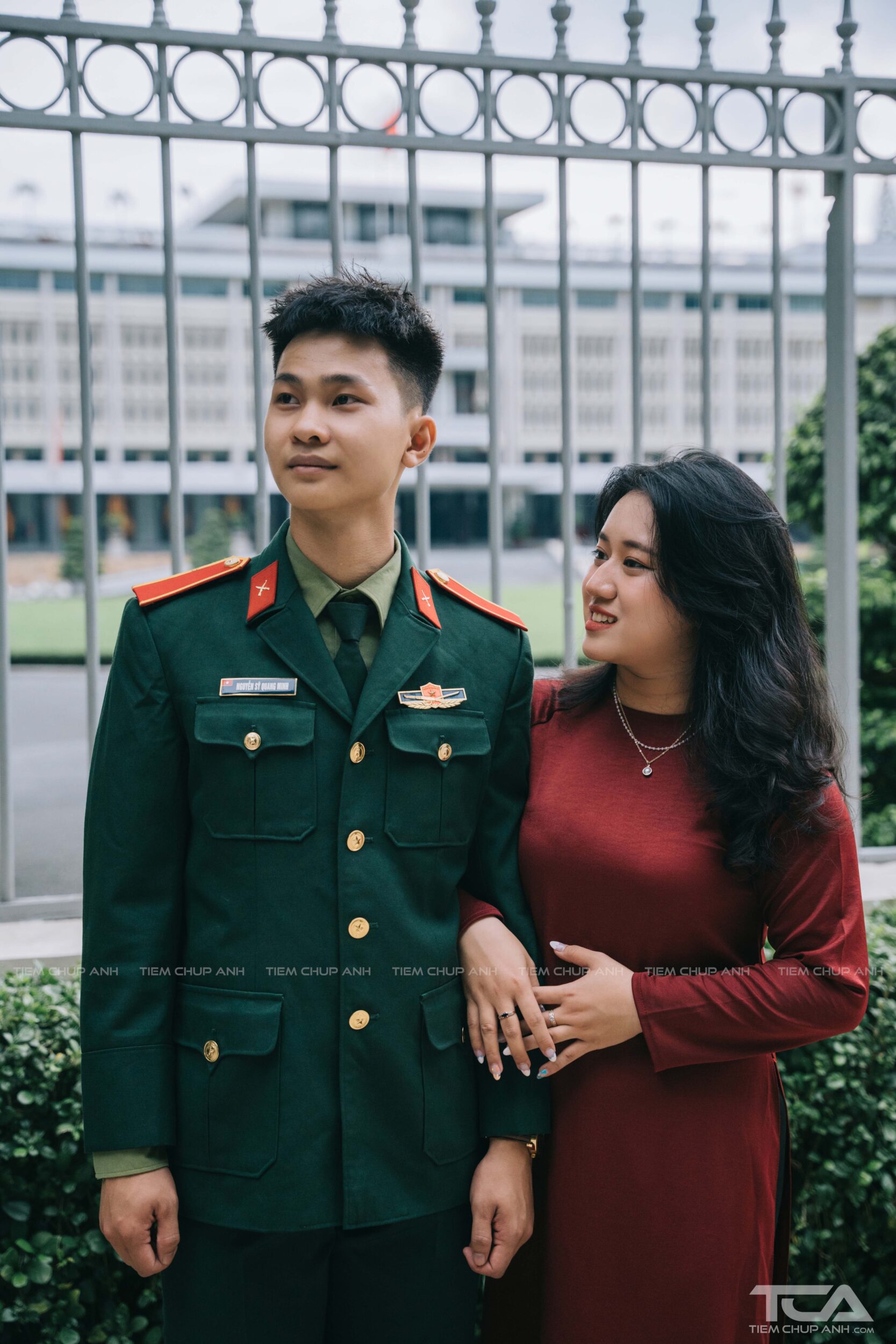 tạo dáng chụp hình cho cặp đôi