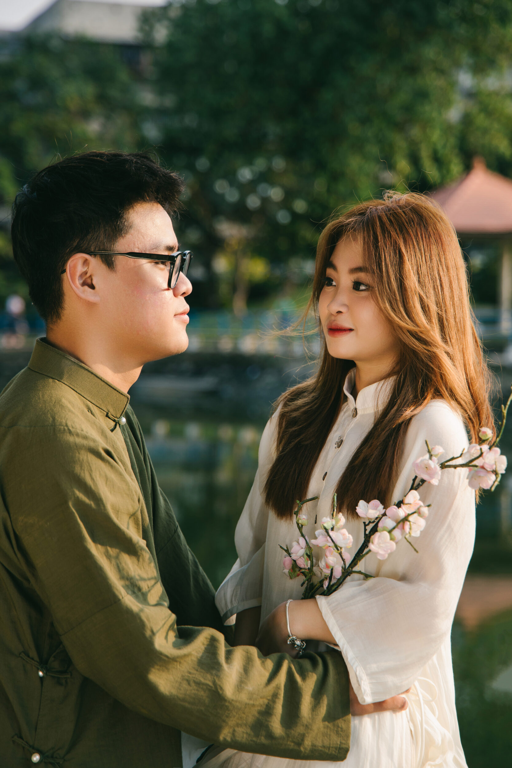 tạo dáng chụp ảnh cho cặp đôi