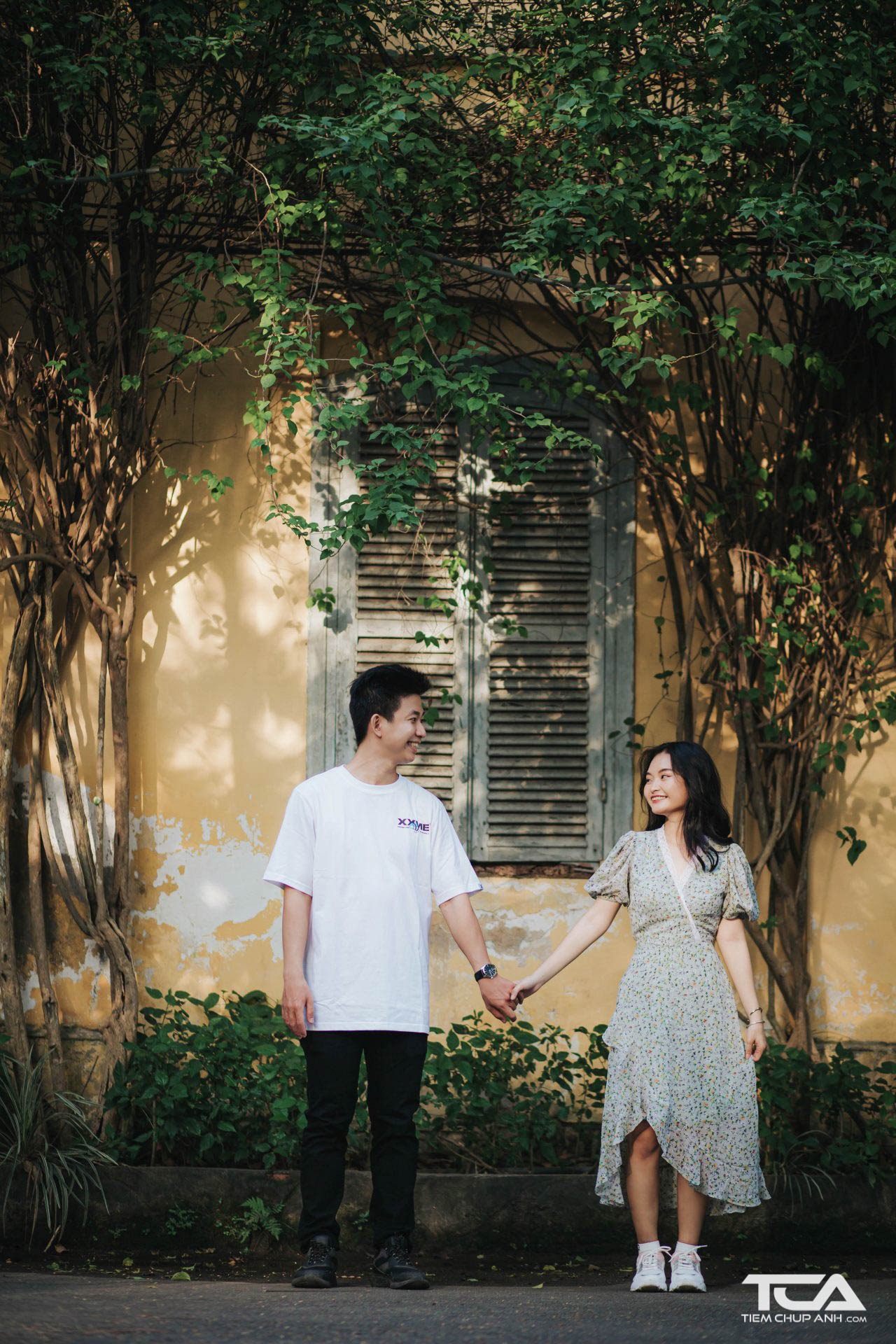 tạo dáng chụp ảnh cho cặp đôi