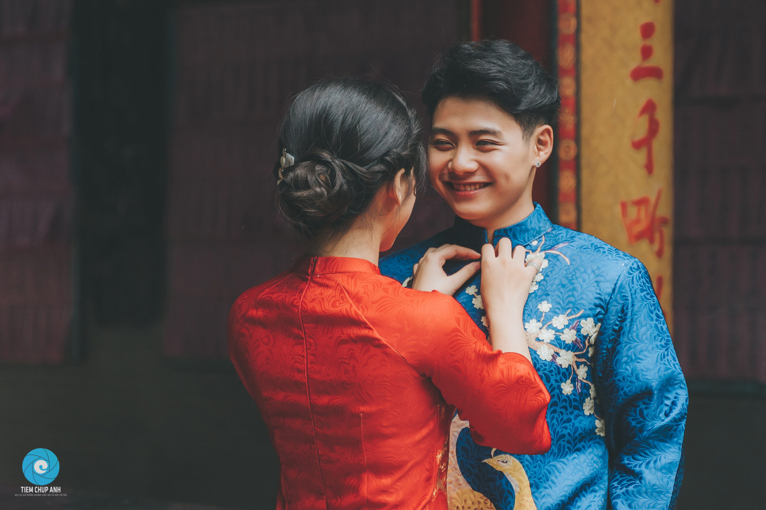 tạo dáng chụp ảnh với áo dài cách tân