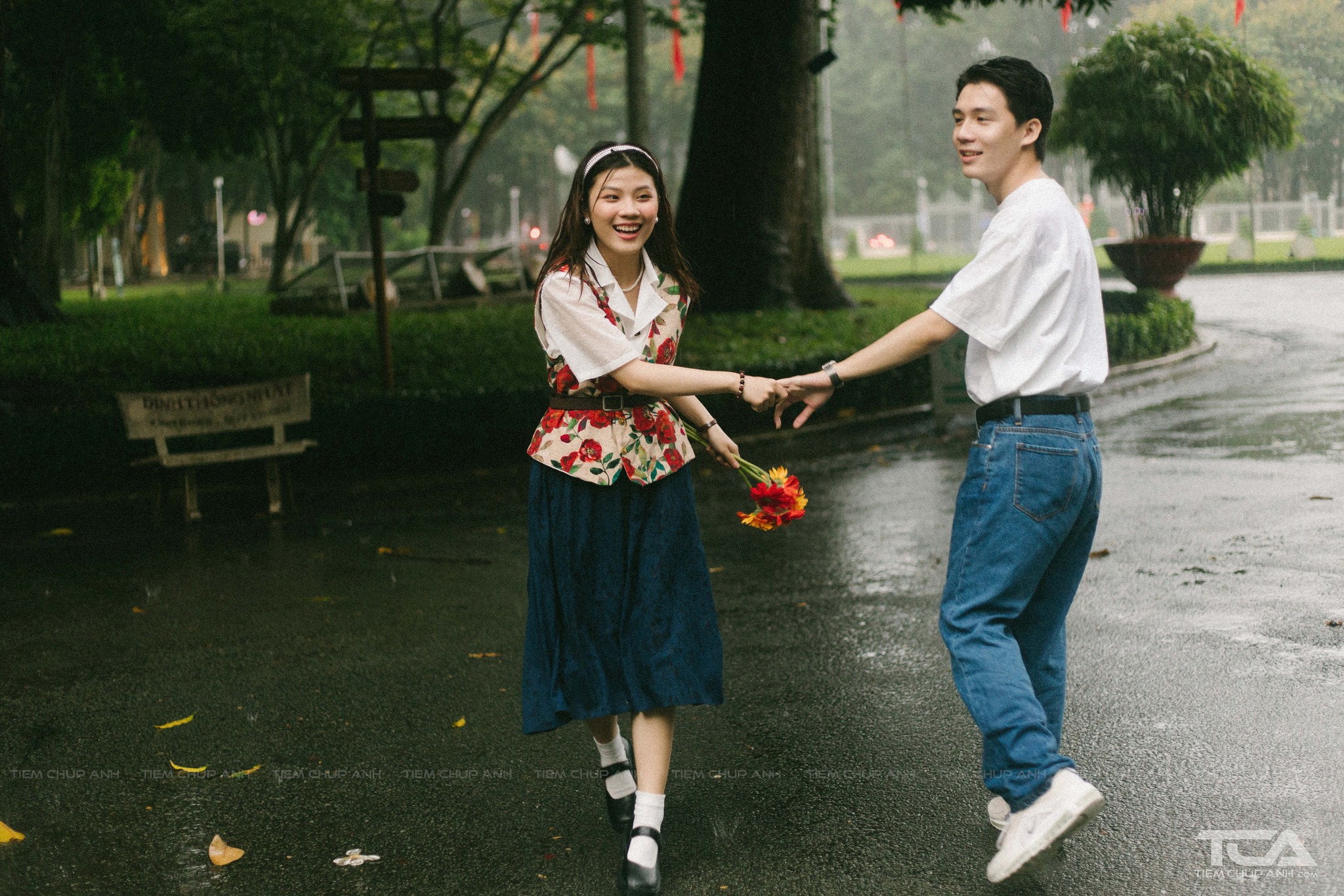 mẫu chụp hình với người yêu
