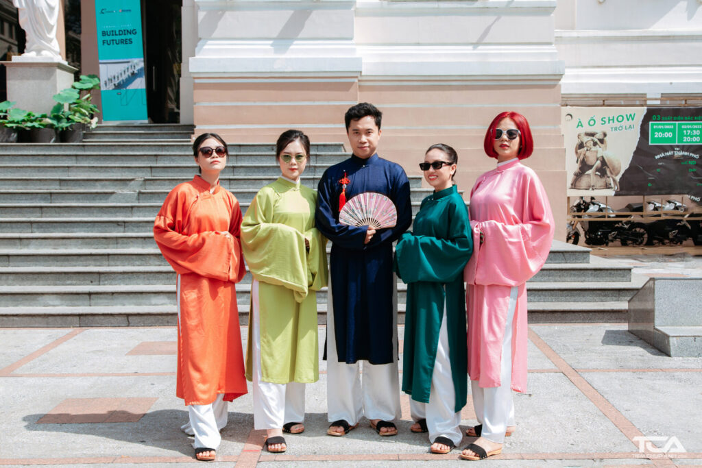 tạo dáng chụp áo dài nhóm