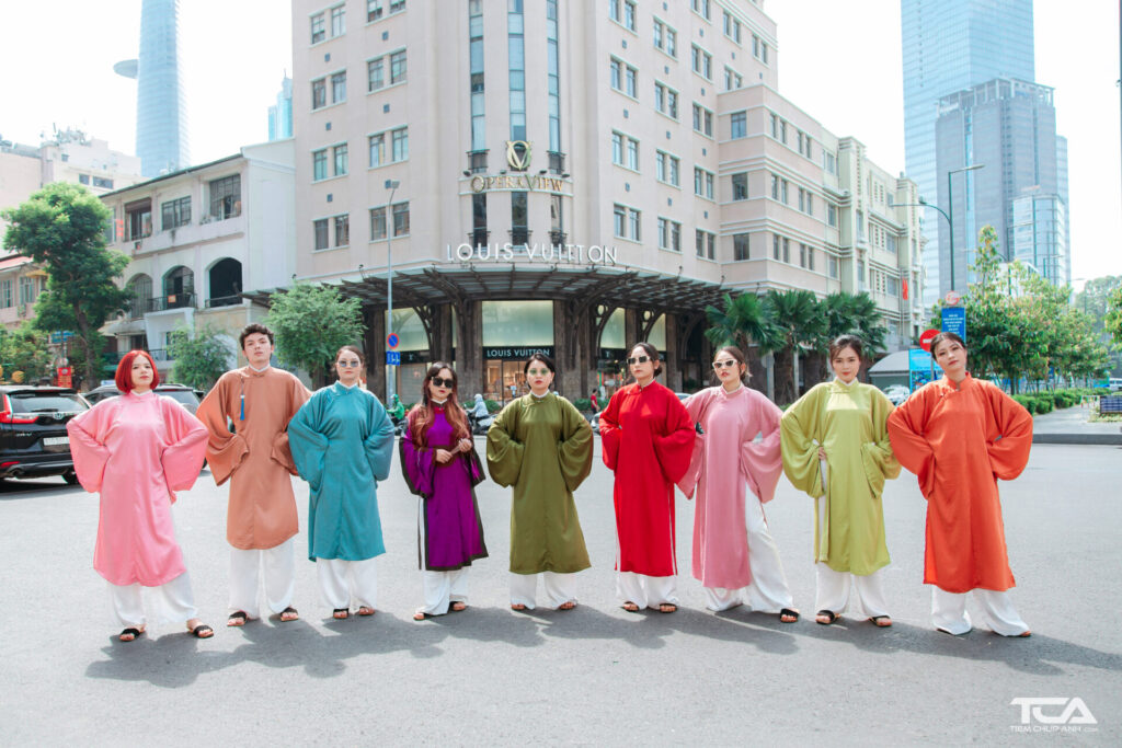 tạo dáng chụp ảnh áo dài nhóm