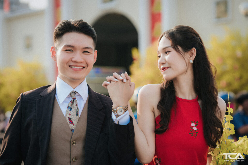 Cách chụp ảnh kiểu nắm tay người yêu