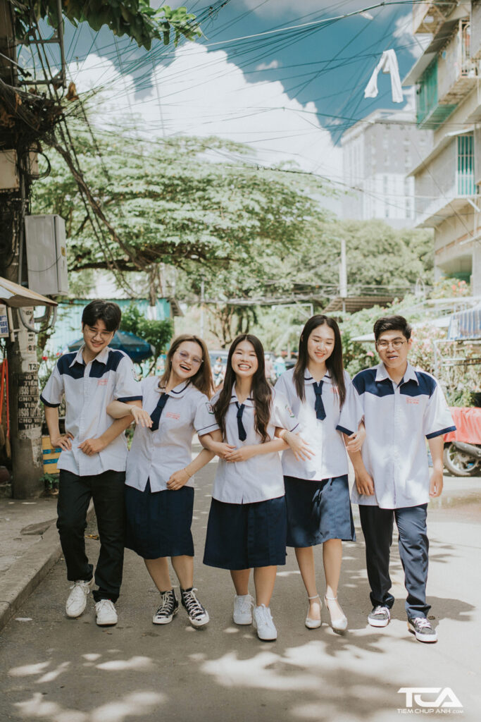 các kiểu tạo dáng chụp ảnh ngoài trời tập thể