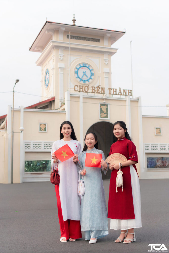 tạo dáng chụp ảnh nhóm cùng áo dài