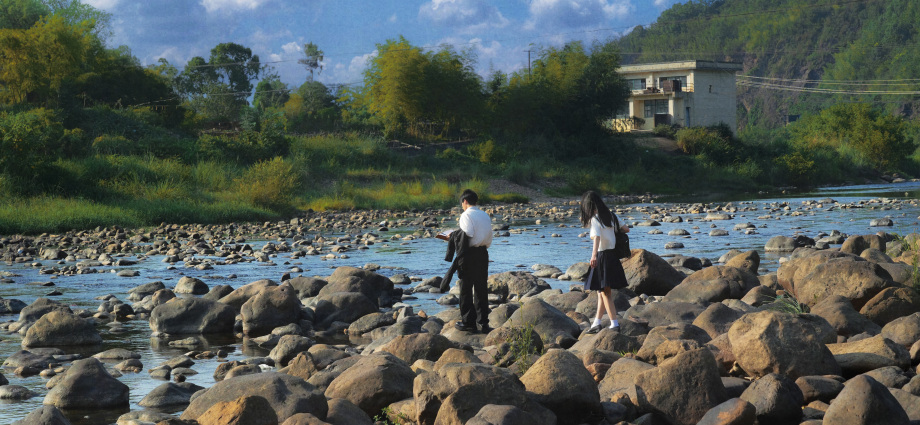 Chụp ảnh đôi bạn thân nam nữ