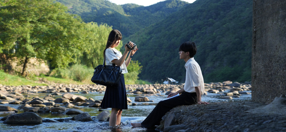 Chụp ảnh đôi bạn thân nam nữ