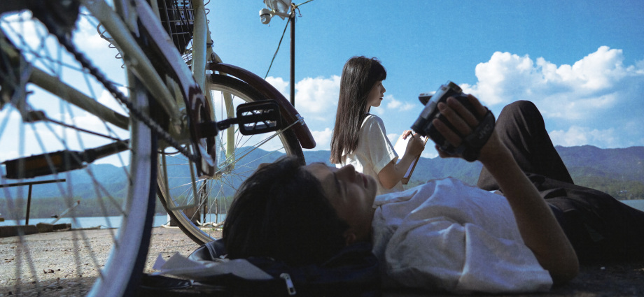 Chụp ảnh đôi bạn thân nam nữ