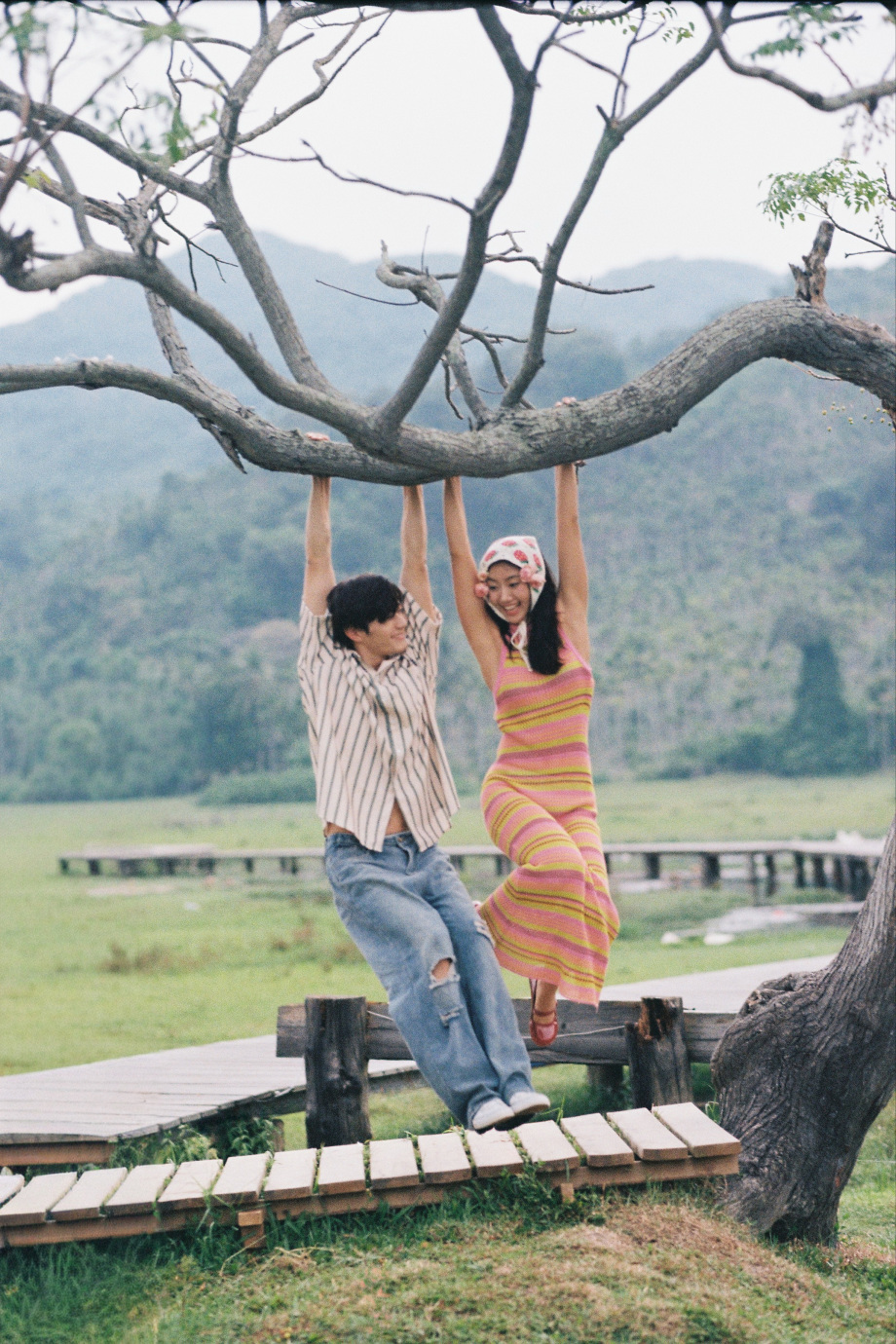 tạo dáng chụp ảnh cùng người yêu