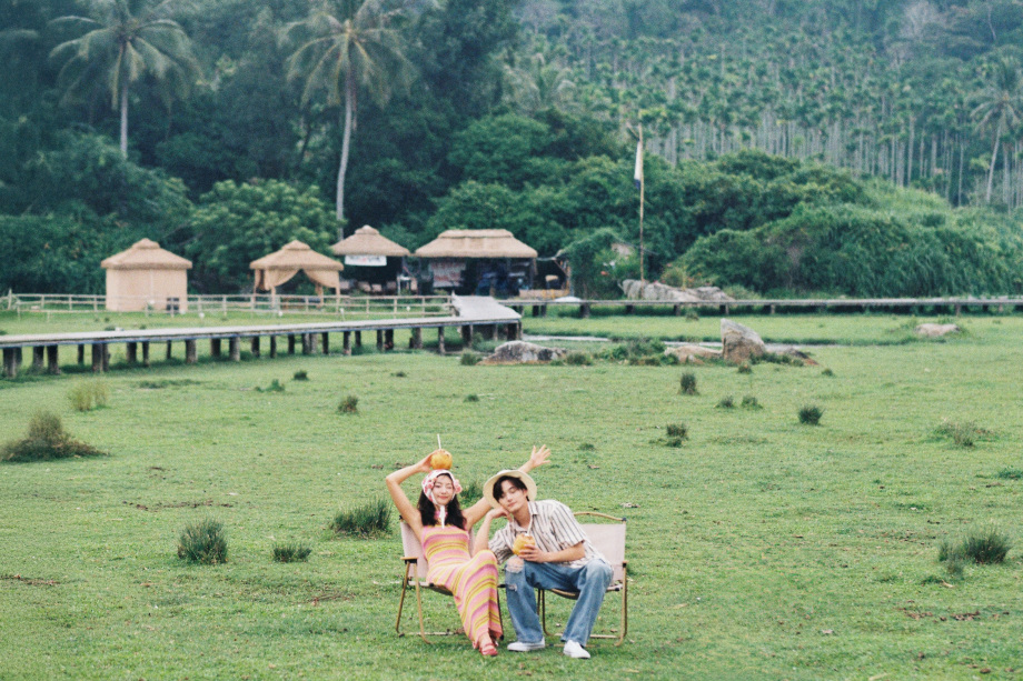 Tạo dáng chụp với người yêu