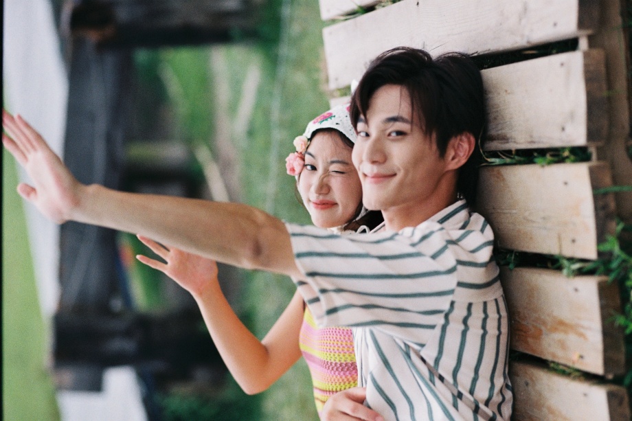 Tạo dáng chụp ảnh với người yêu