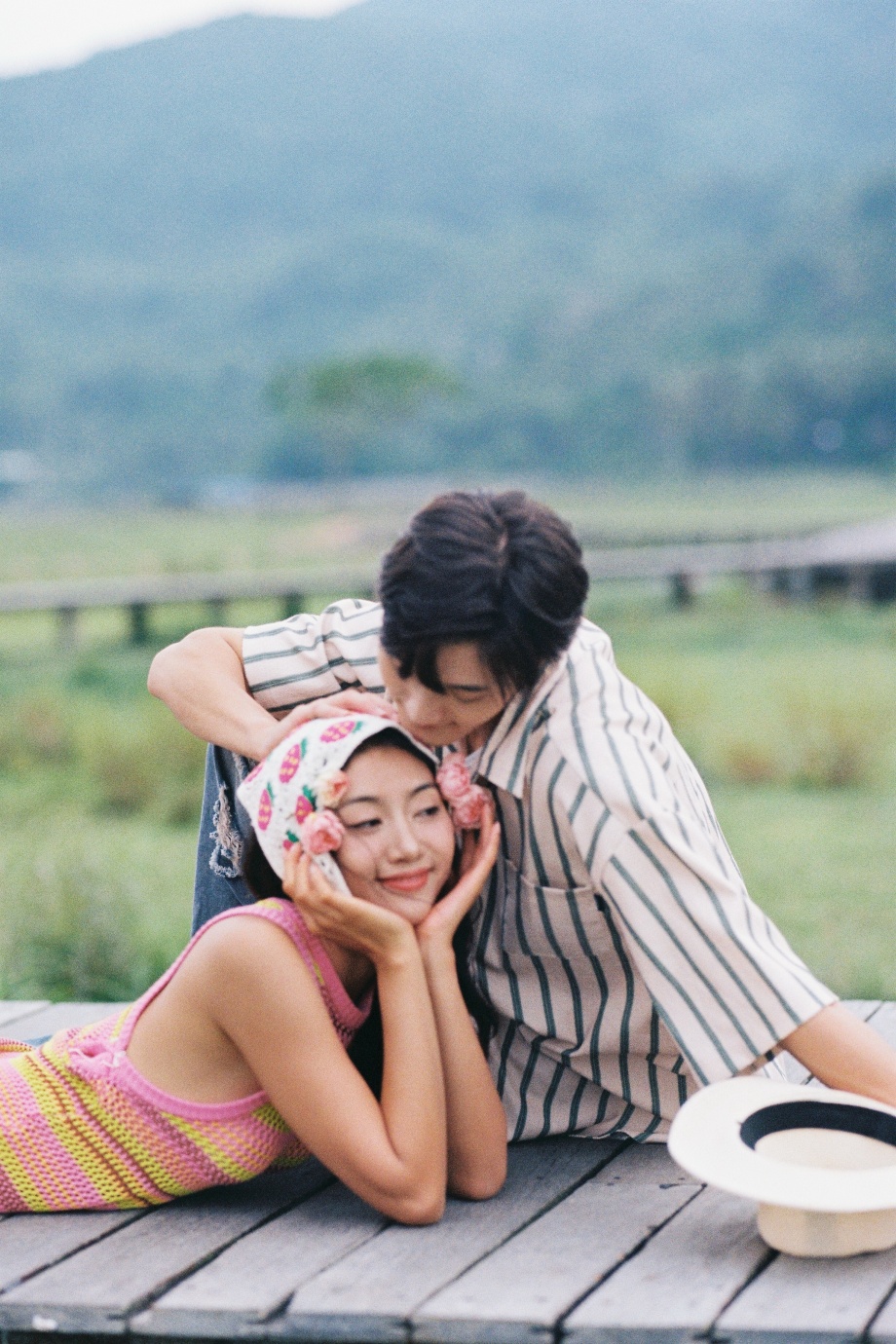 Tạo dáng chụp ảnh với người yêu