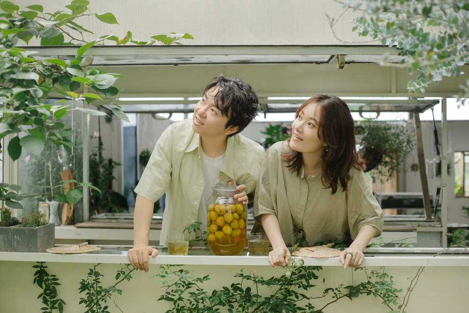 Tạo dáng chụp với người yêu