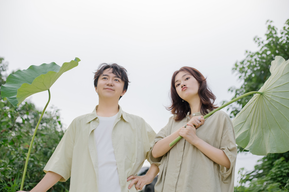 Tạo dáng chụp với người yêu