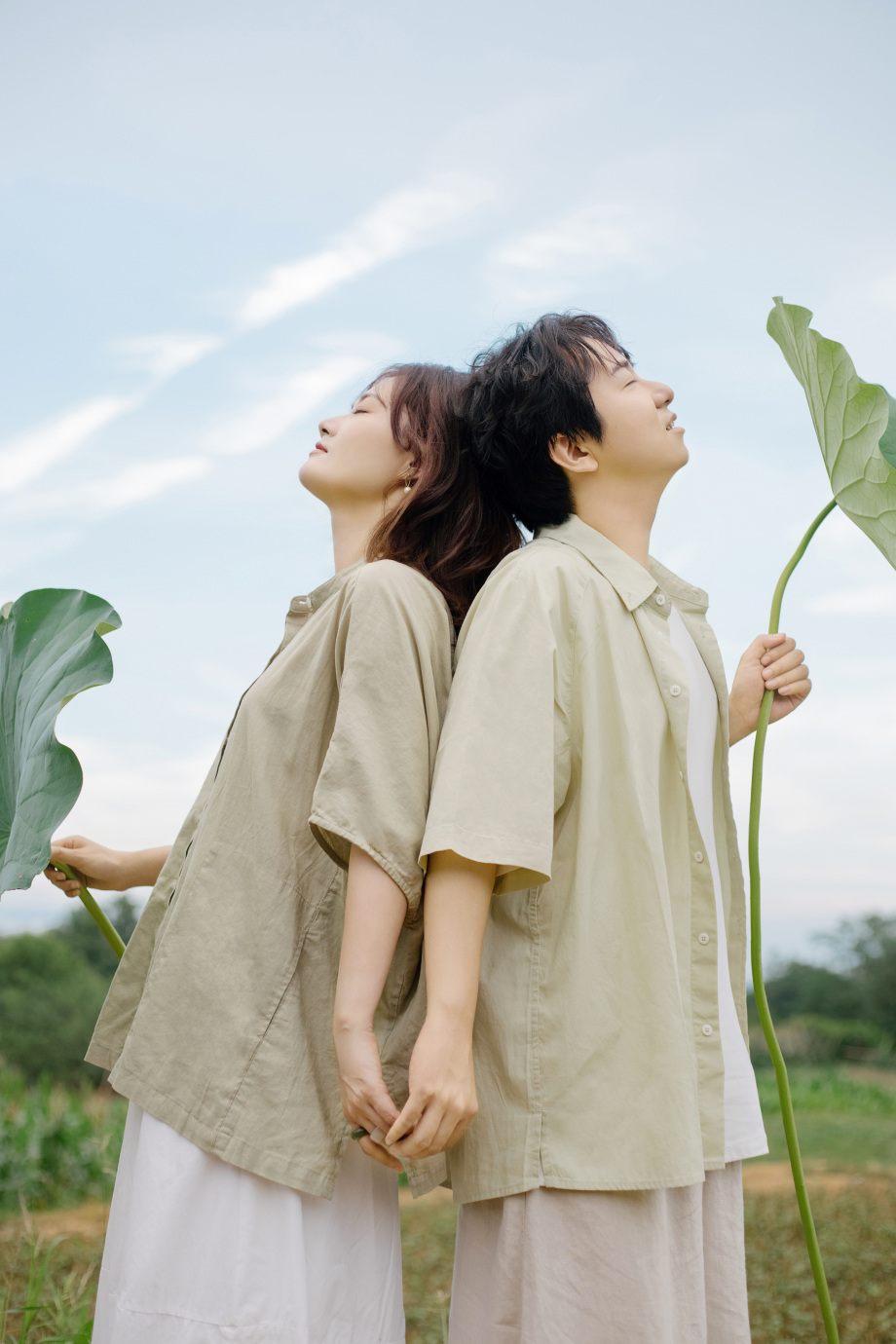 Tạo dáng chụp với người yêu