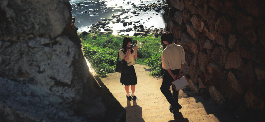 Chụp ảnh đôi bạn thân nam nữ