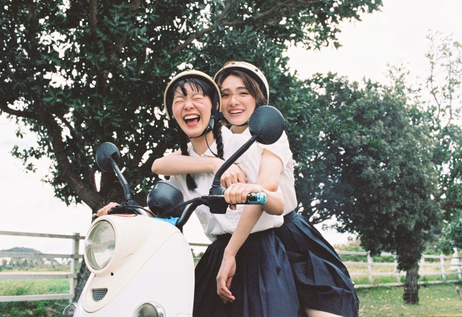 chụp hình đôi bạn thân