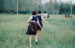 Chụp ảnh đôi bạn thân nữ