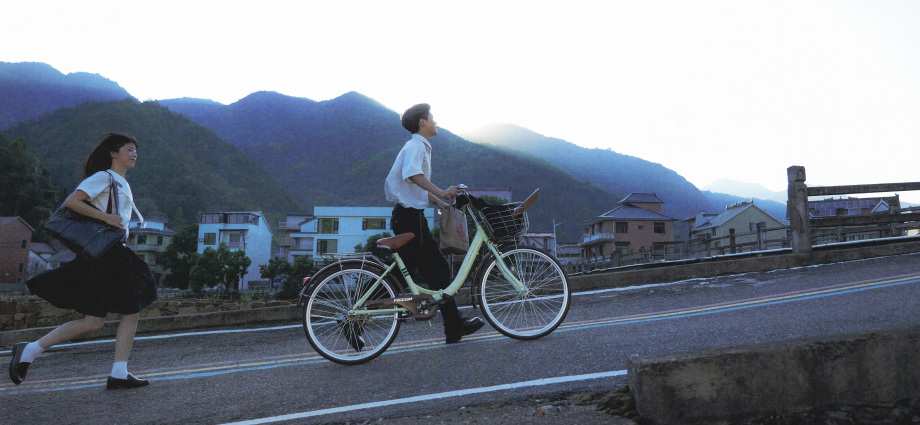 Chụp ảnh đôi bạn thân nam nữ