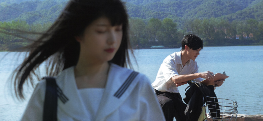 Chụp ảnh đôi bạn thân nam nữ