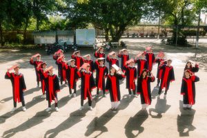 dáng chụp áo cử nhân