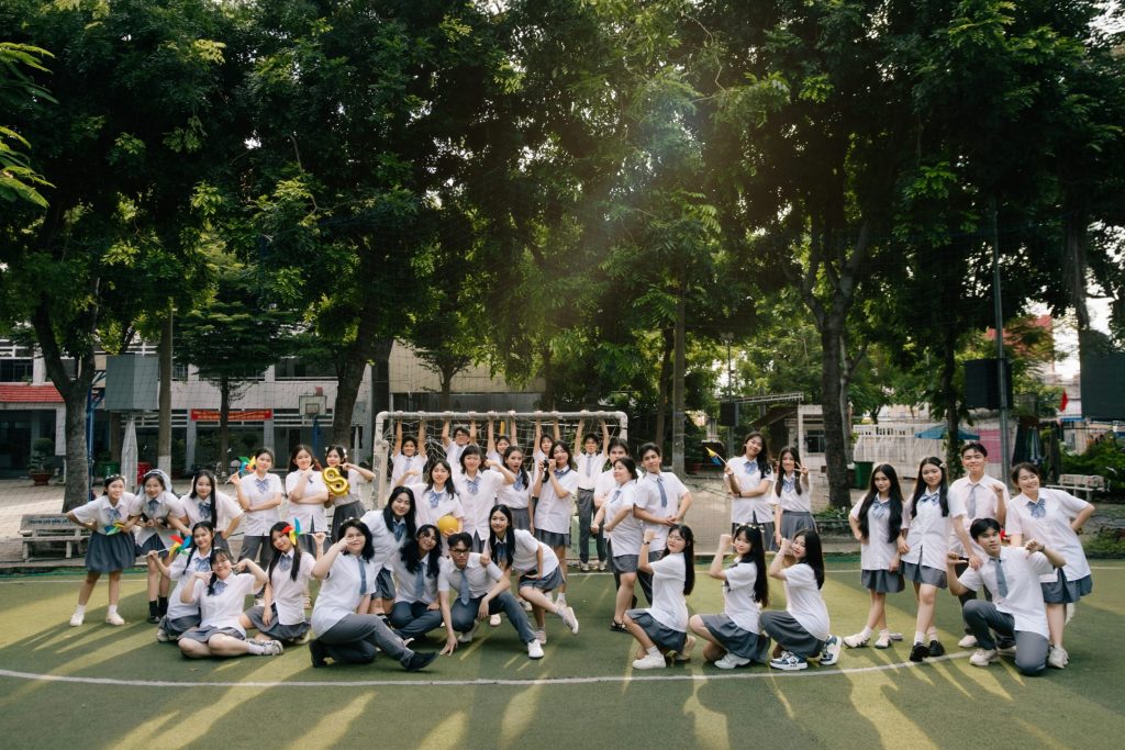 các kiểu pose tạo dáng chụp ảnh kỷ yếu lớp đẹp