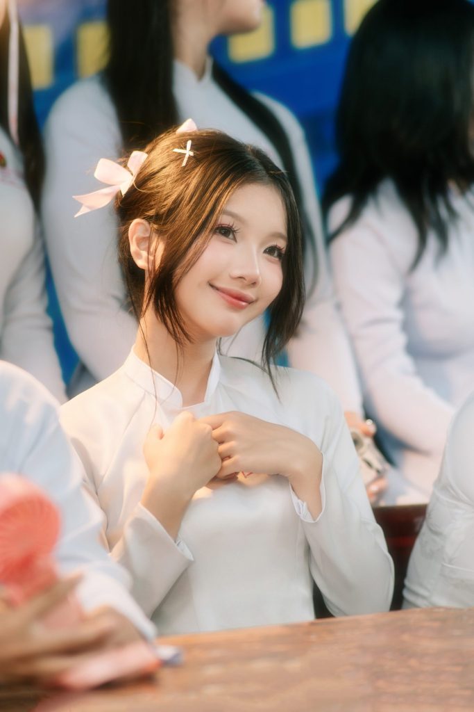 cách tạo dáng chụp kỷ yếu với áo dài