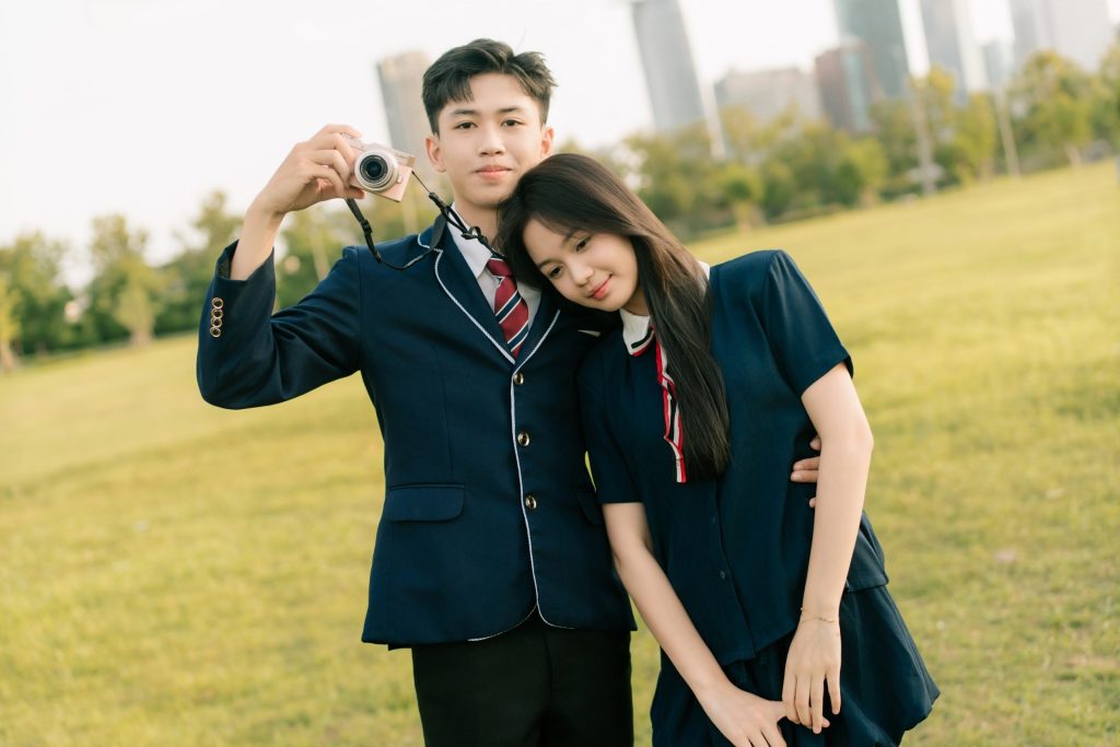 tạo dáng chụp kỷ yếu đôi