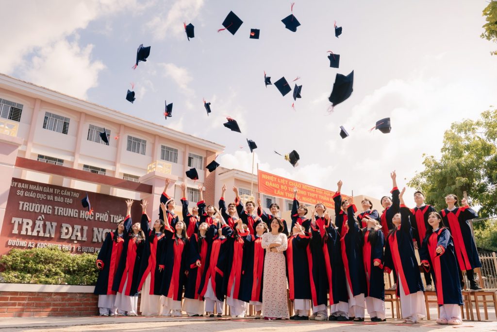 cách chụp ảnh với áo cử nhân