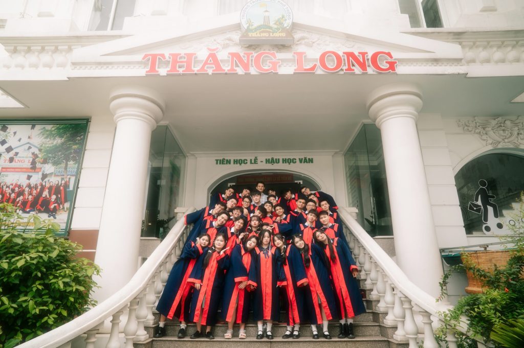 Cách tạo dáng chụp ảnh kỷ yếu với áo cử nhân