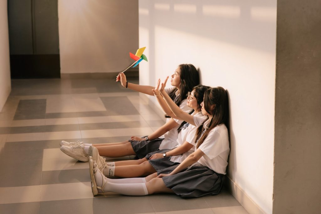 cách tạo dáng chụp ảnh kỷ yếu cùng con