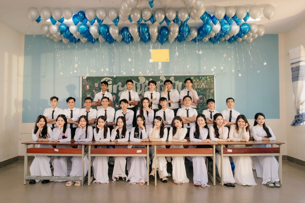 cách tạo dáng chụp kỷ yếu với áo dài