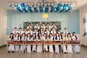 cách tạo dáng chụp kỷ yếu với áo dài