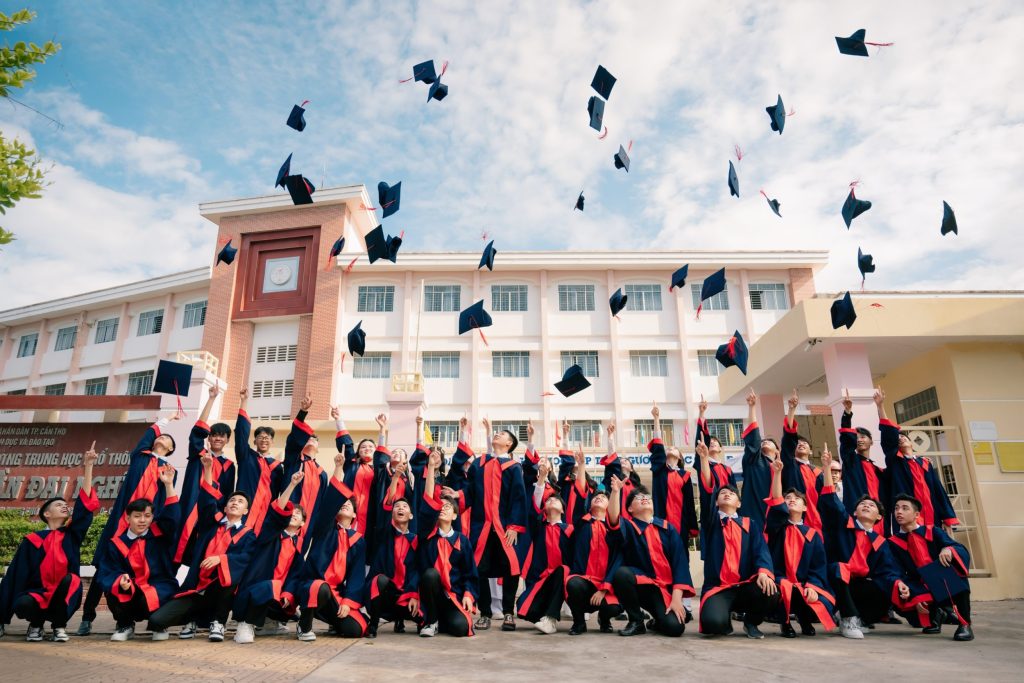 cách tạo dáng với áo cử nhân