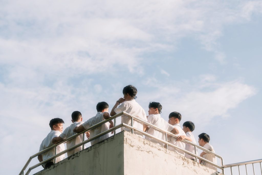 tạo dáng chụp ảnh học sinh nam